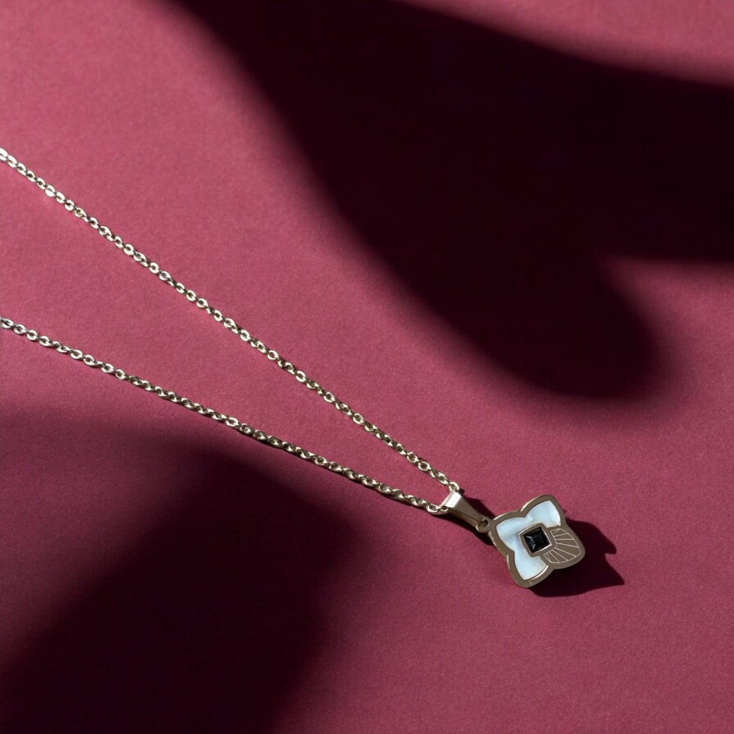 Rose Gold Necklace with flower Mother of Pearl Pendant – Elegant & Timeless